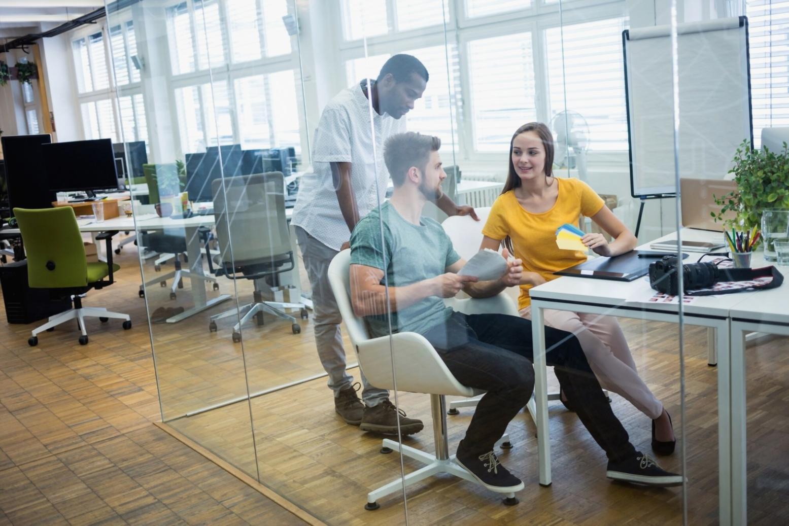furanixsolutions Finanzberatung Team bei der Arbeit